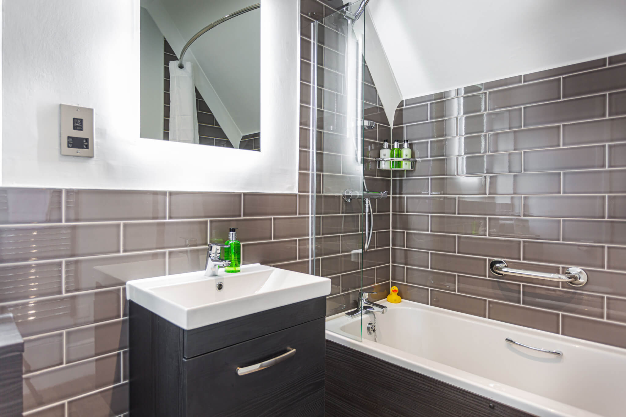 Manor Hotel Classic Double Room Bathroom scaled