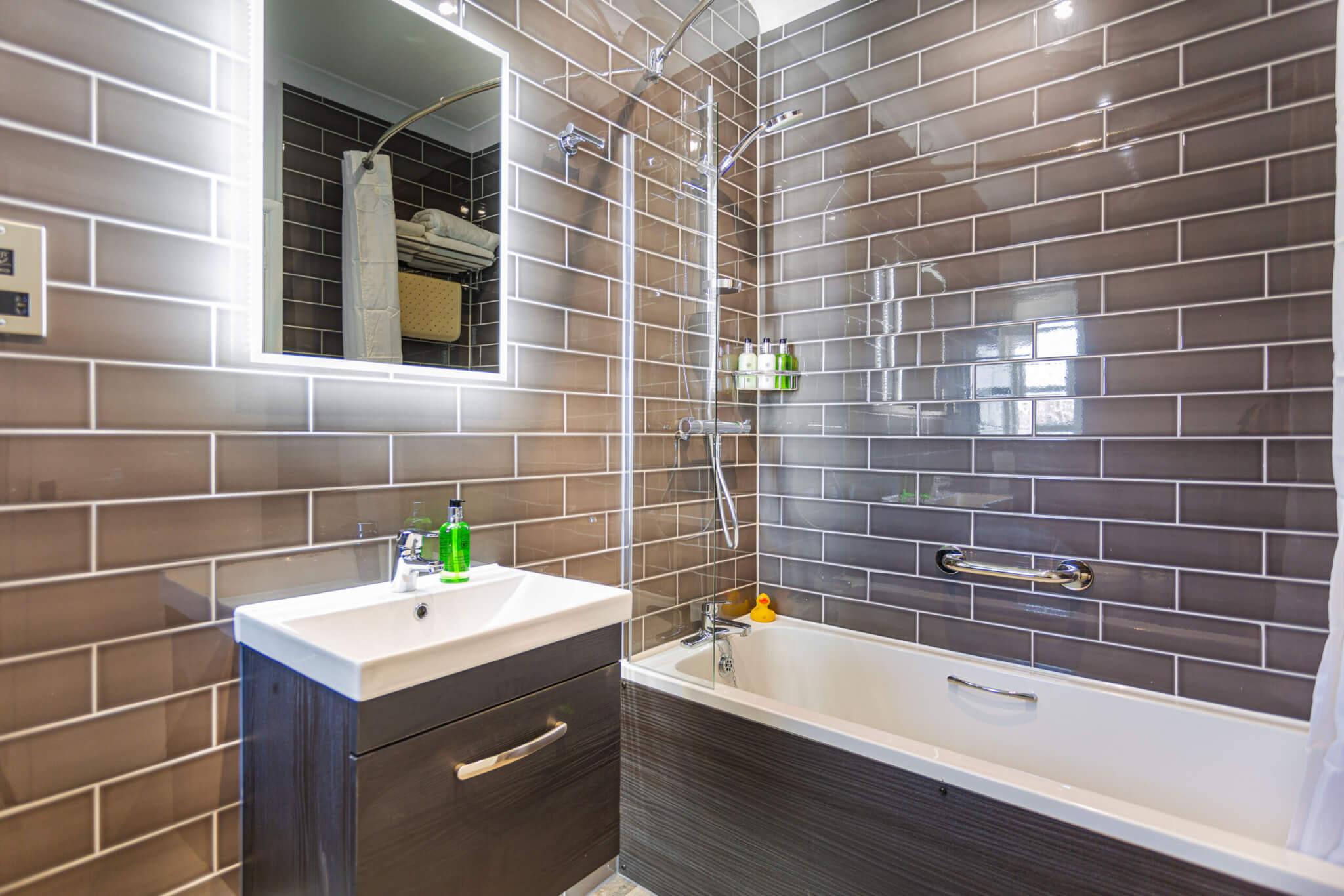 Manor Hotel Classic Twin Room Bathroom scaled