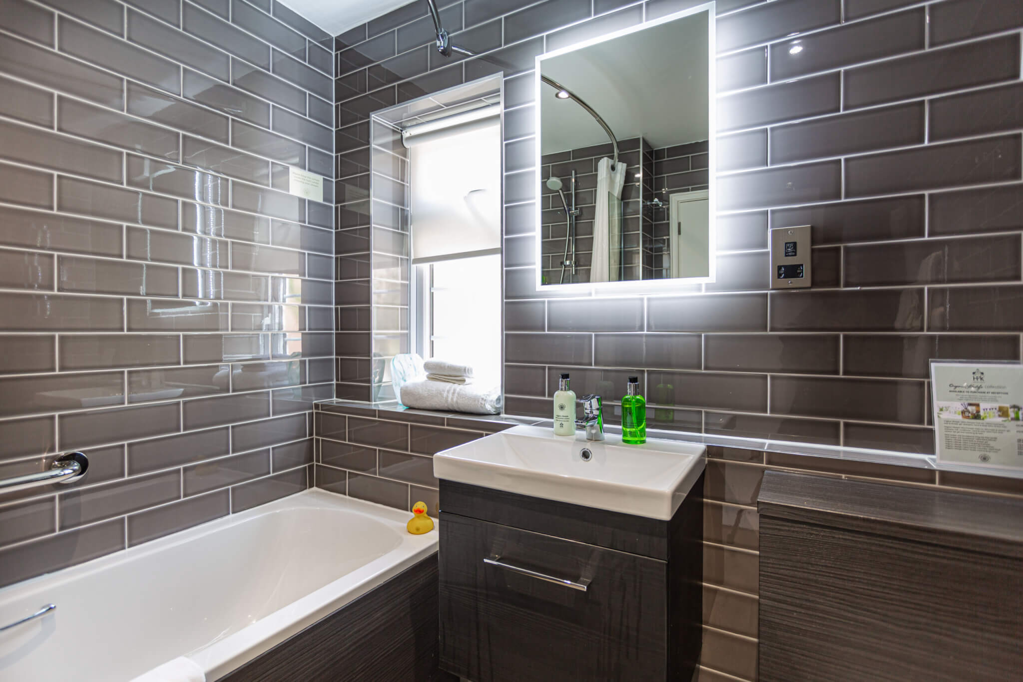 Manor Hotel Deluxe Double Room Bathroom scaled