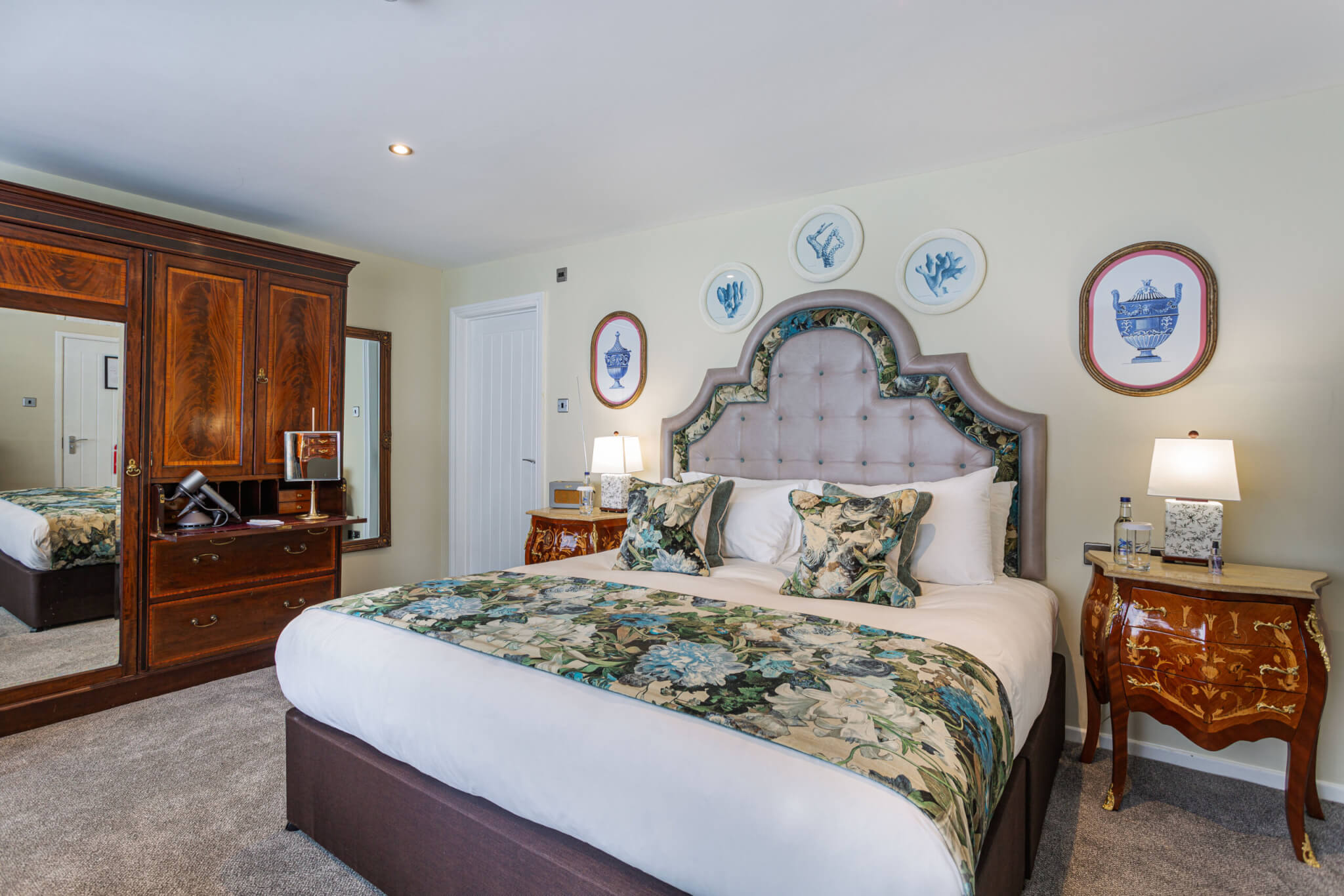 Manor Hotel Deluxe Double Room Bedroom Space scaled