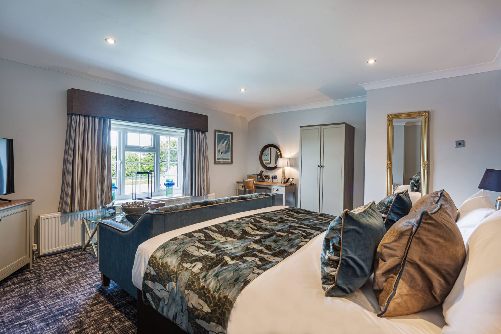 Manor Hotel Deluxe Double Room Bedroom scaled