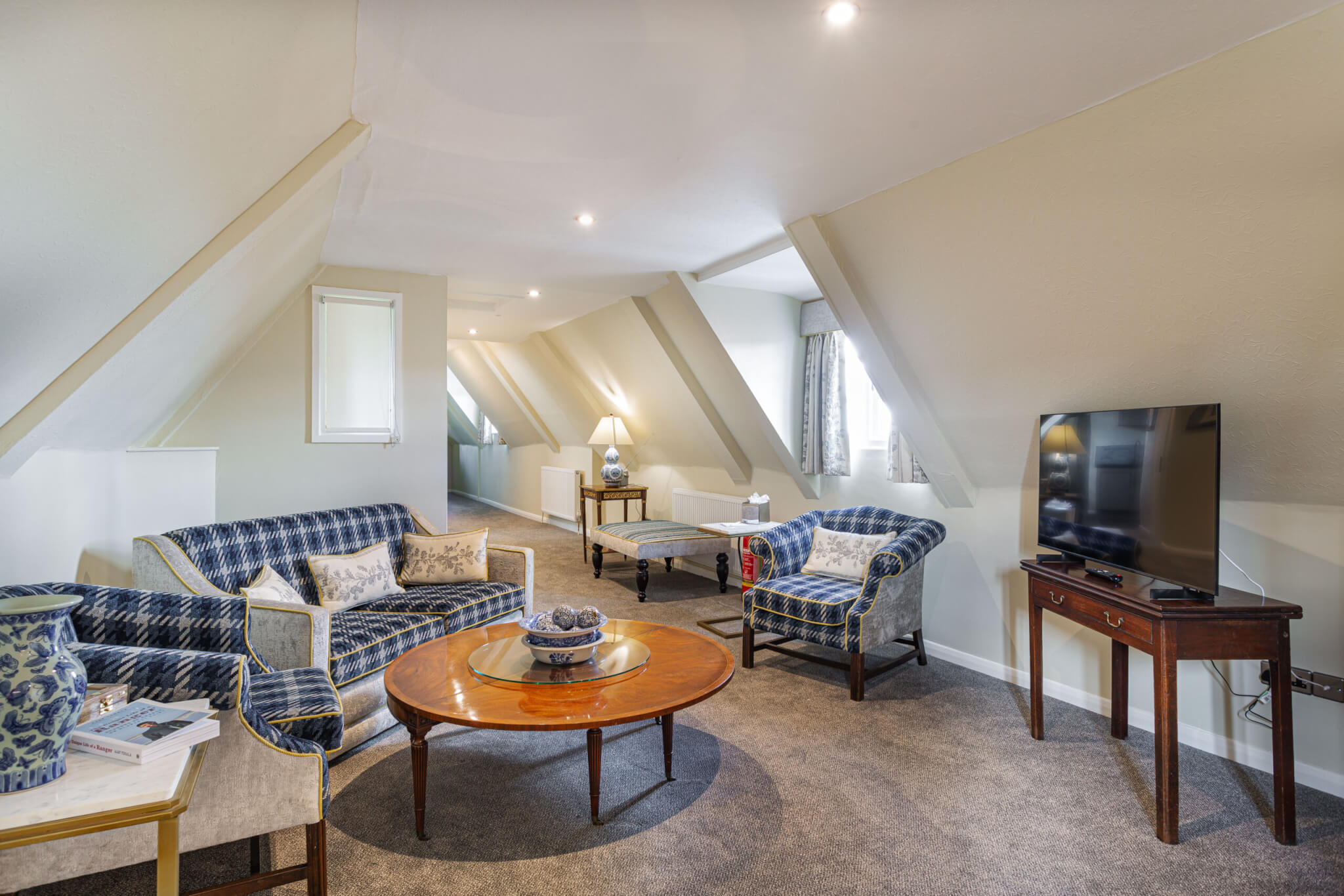 Manor Hotel Deluxe Suite Bedroom Space scaled