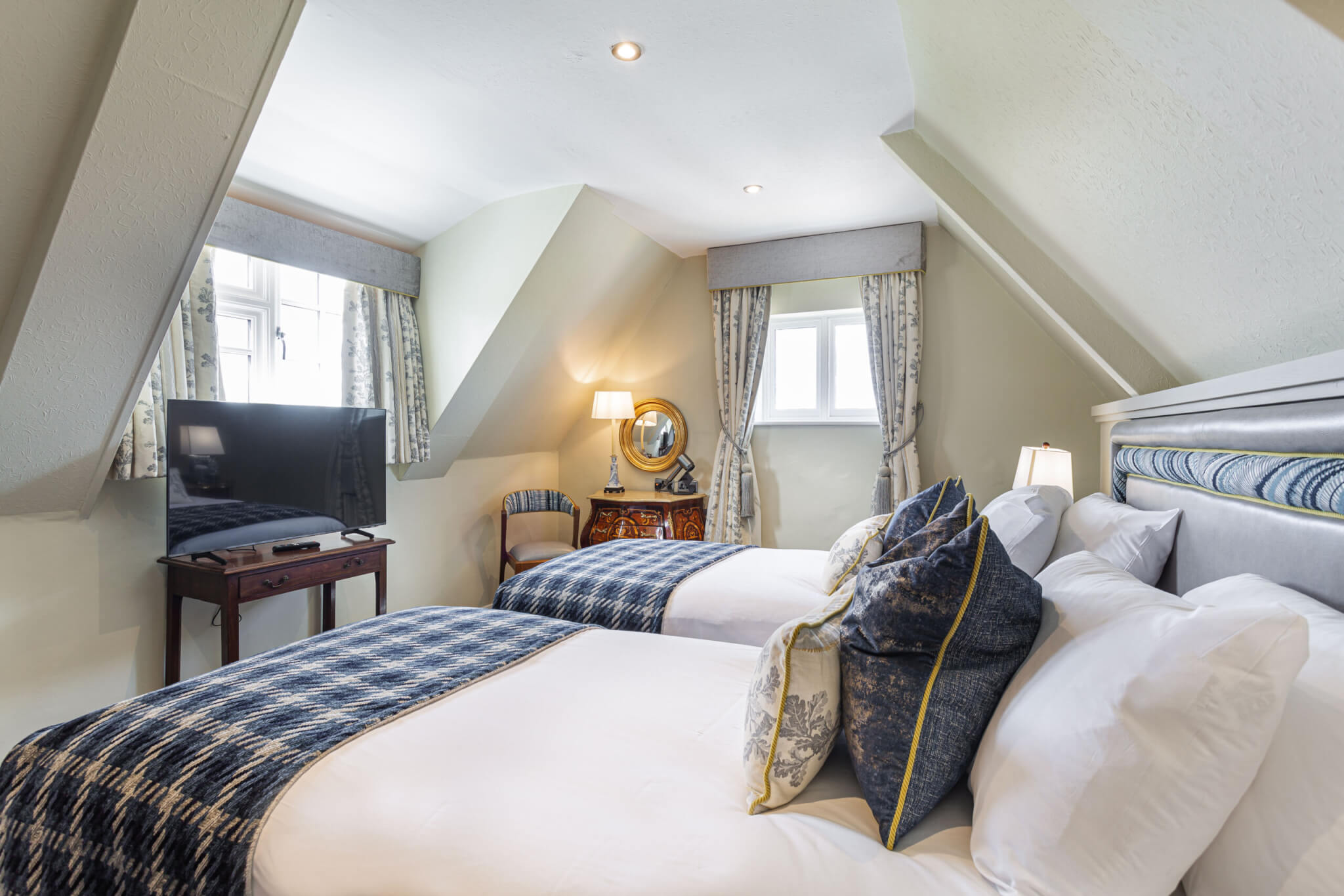 Manor Hotel Deluxe Suite Beds scaled