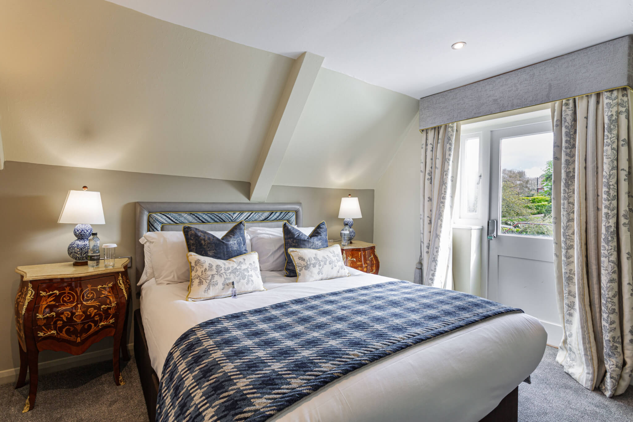 Manor Hotel Deluxe Suite scaled