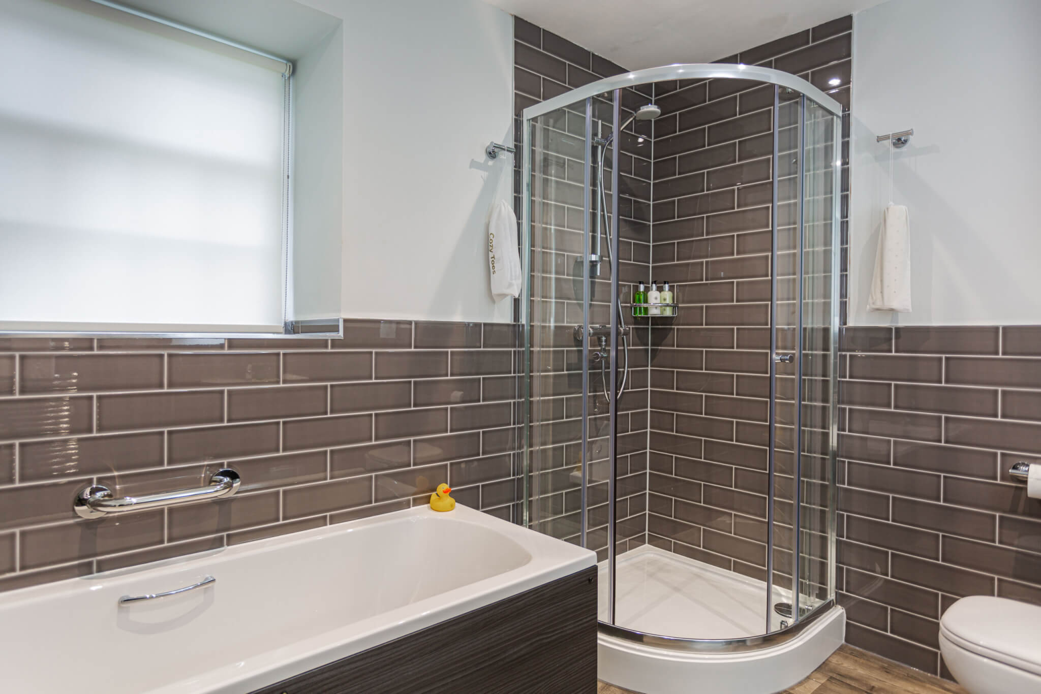 Manor Hotel Junior Suite Bathroom scaled