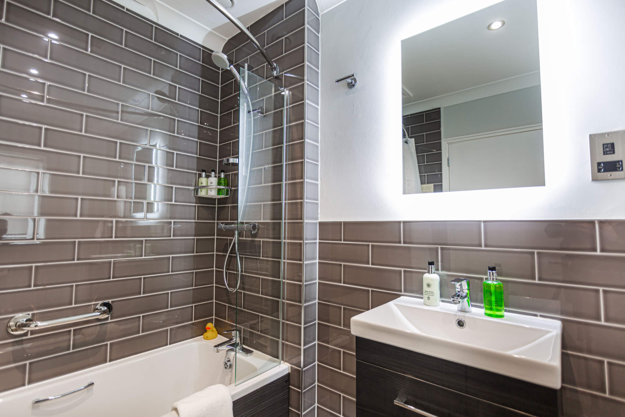 Manor Hotel Superior Double Room Bathroom scaled