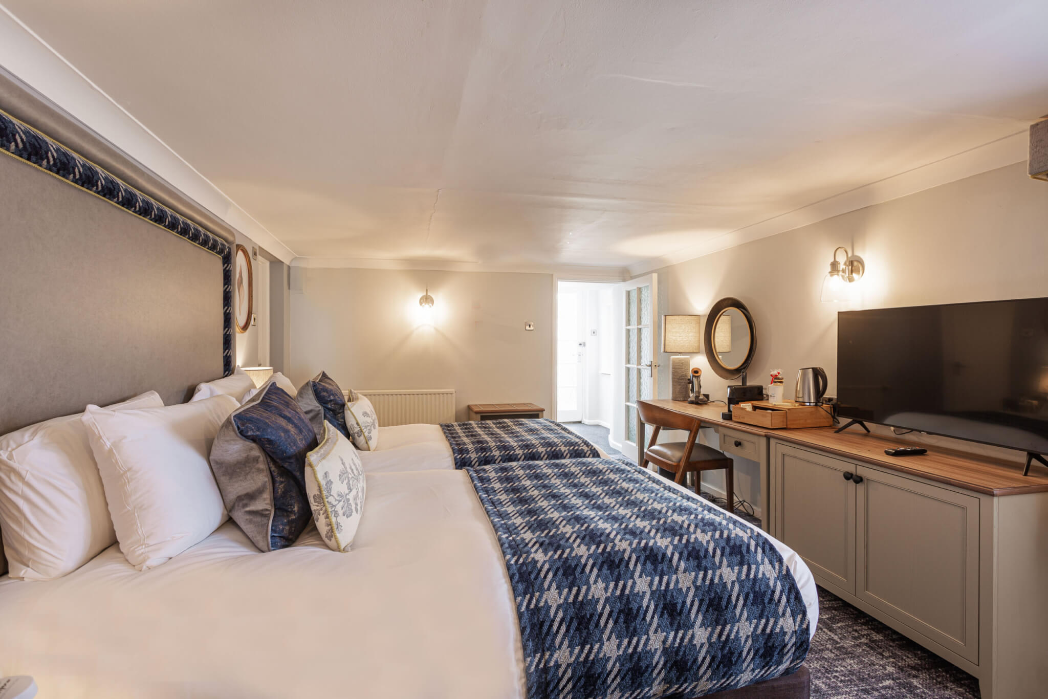 Manor Hotel Superior Twin Room Bed scaled